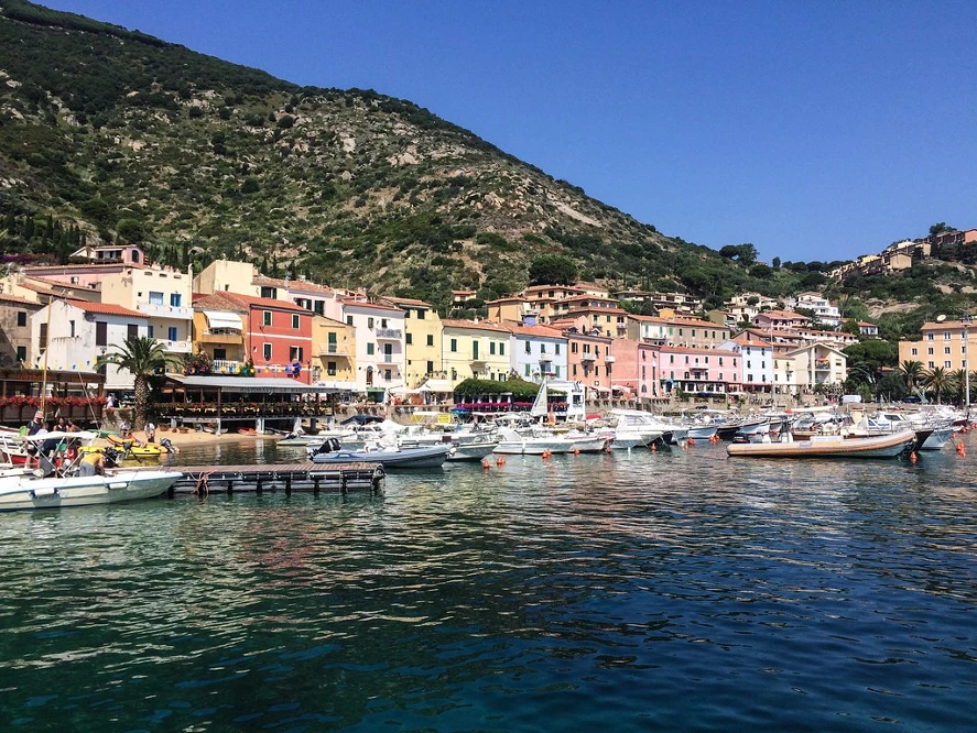 Guida a Giglio Porto: cosa vedere, fare e mangiare nel borgo più importante dell'Isola del Giglio